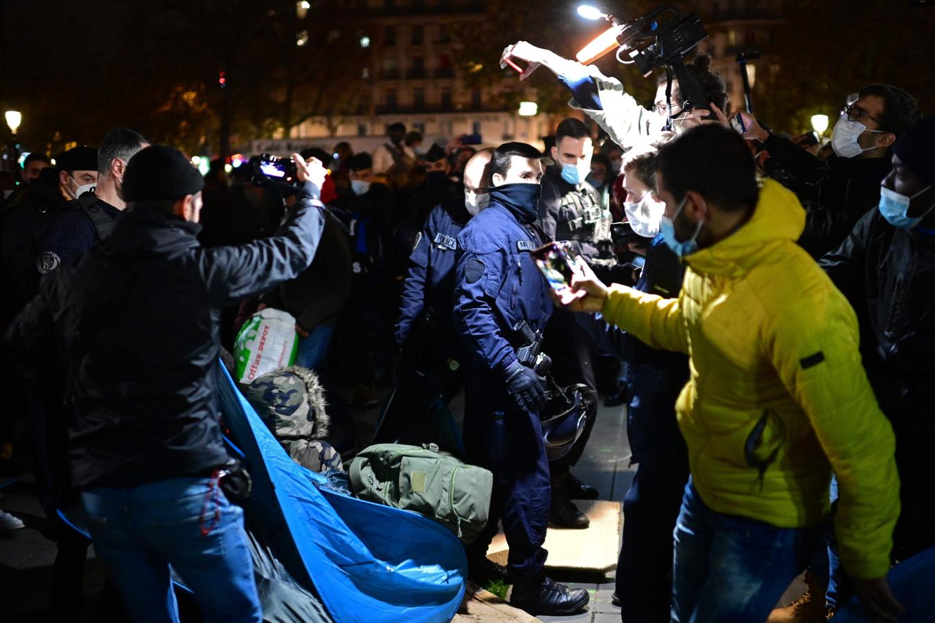 En imágenes: Así ha sido el desalojo de un campamento de inmigrantes en el centro de París