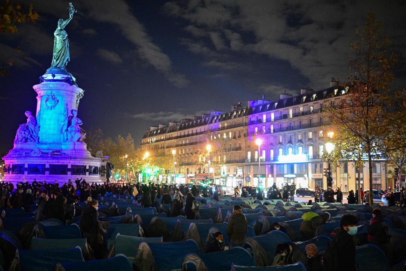 En imágenes: Así ha sido el desalojo de un campamento de inmigrantes en el centro de París