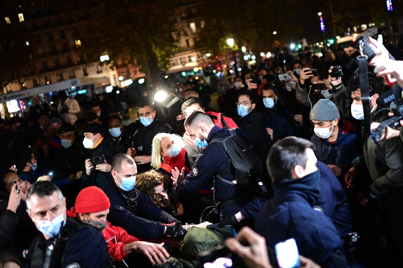 En imágenes: Así ha sido el desalojo de un campamento de inmigrantes en el centro de París