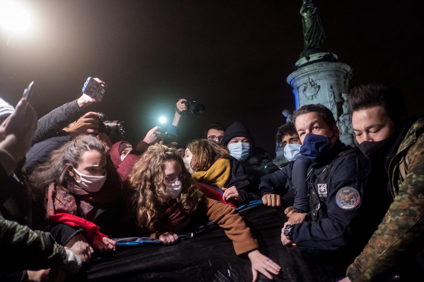 En imágenes: Así ha sido el desalojo de un campamento de inmigrantes en el centro de París