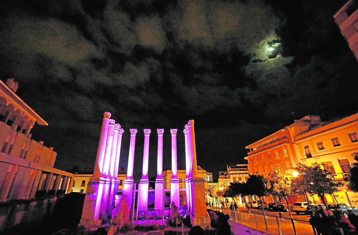 El Templo Romano de Córdoba se enciende contra la violencia machista