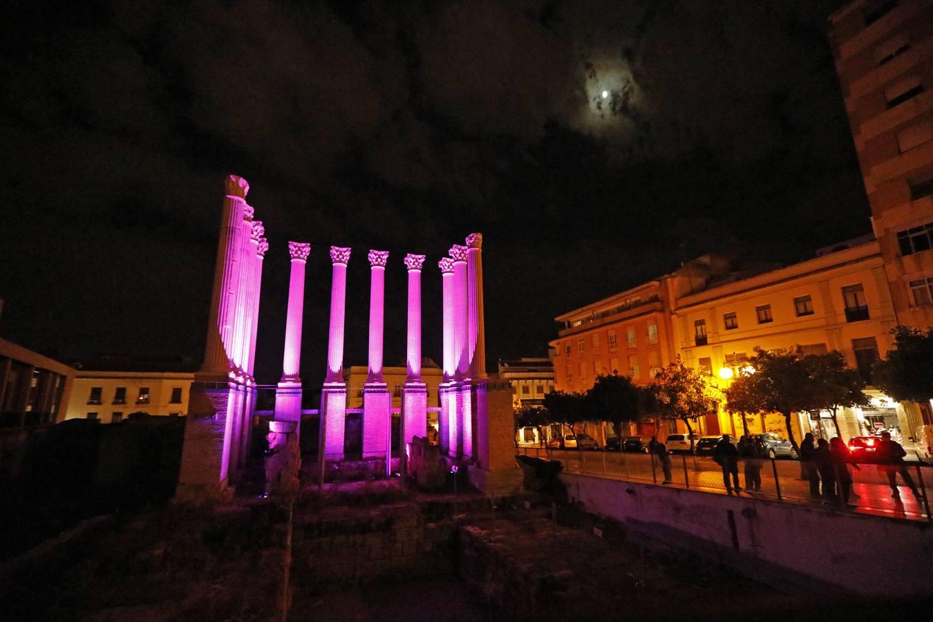 El Templo Romano de Córdoba se enciende contra la violencia machista