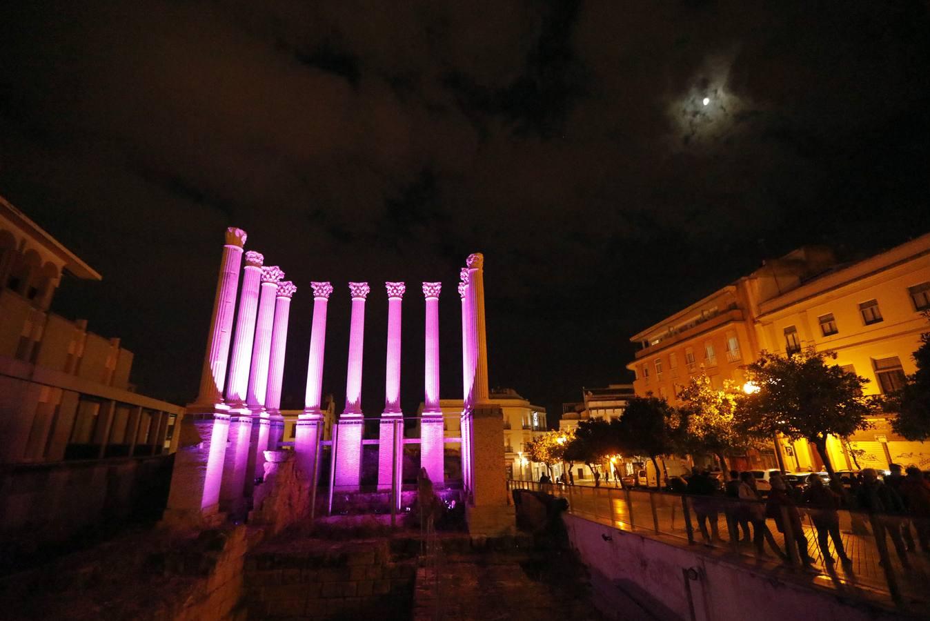 El Templo Romano de Córdoba se enciende contra la violencia machista