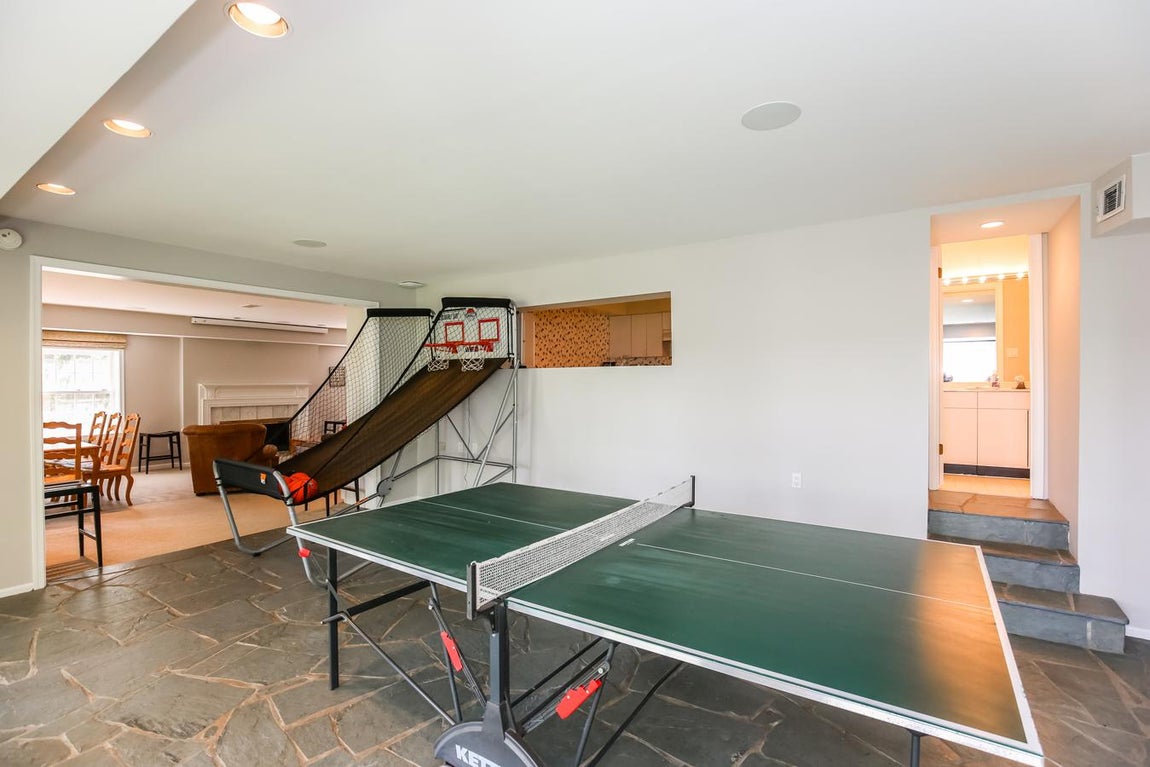 La mansión que conquistó a Joe Biden. Como no podía ser menos, el sótano de la casa está aprovechado al máximo con una sala de juegos y otra de cine.