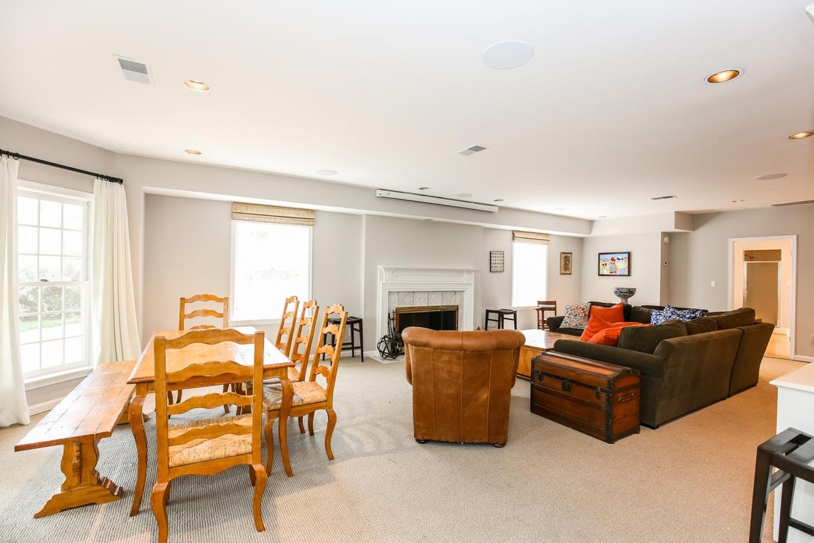 La mansión que conquistó a Joe Biden. Dichas salas comunican con el salón que además presenta una sala de cine contigua. No falta tampoco un lounge bar y un solar con capacidad para 20 coches.