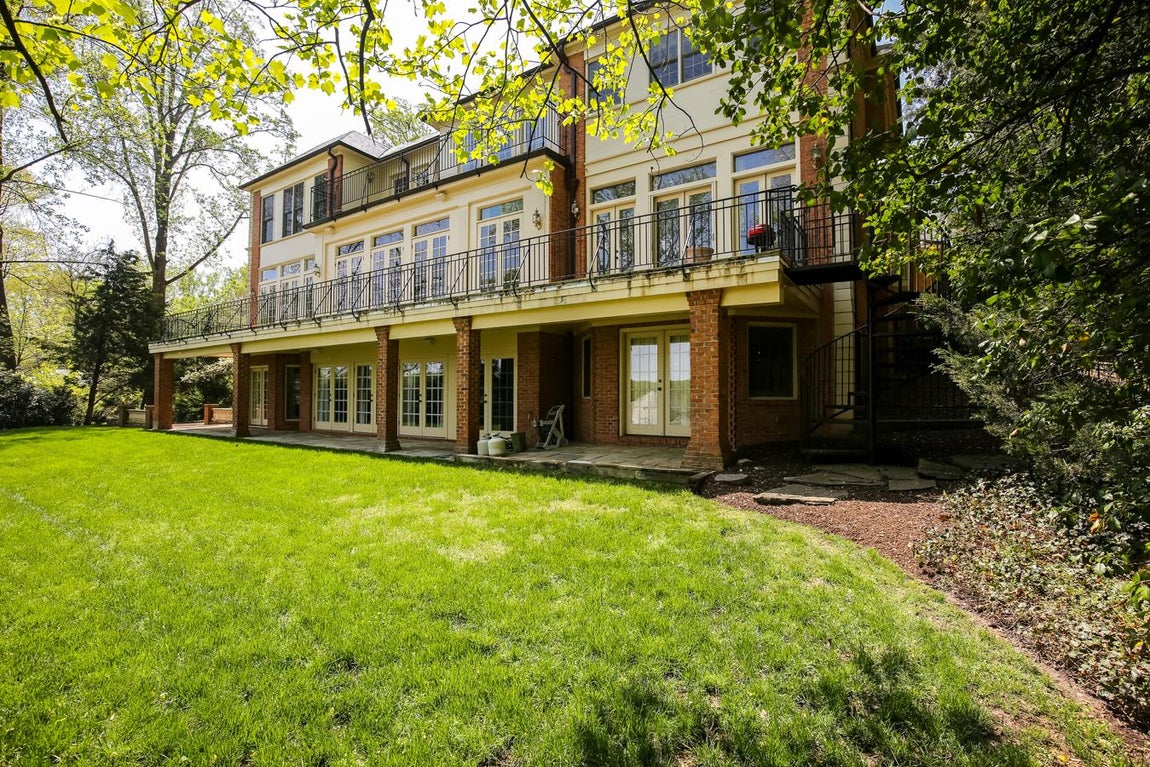 La mansión que conquistó a Joe Biden. Nos referimos a su residencia situada en el número 626 de Chain Bridge Road Mclean, en el condado de Fairfax, Virginia, apodada así por las similitudes que comparte con el emblemático edificio.