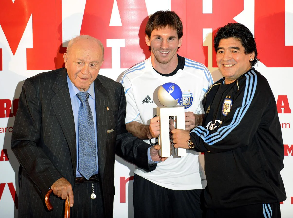Junto a Alfredo di Stefano y Messi, durante una entrega de premios en Madrid. 