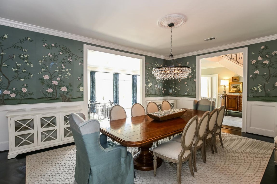 La mansión que conquistó a Joe Biden. Tal y como se puede observar, el estilo clásico es el protagonista de todas las estancias. Pero lejos de resultar anticuado, destila modernidad gracias a los acabados en madera lacada blanca, paredes empapeladas con coloridos estampados y detalles más vanguardistas como la lámpara de cristal que rompen con la monotonía.