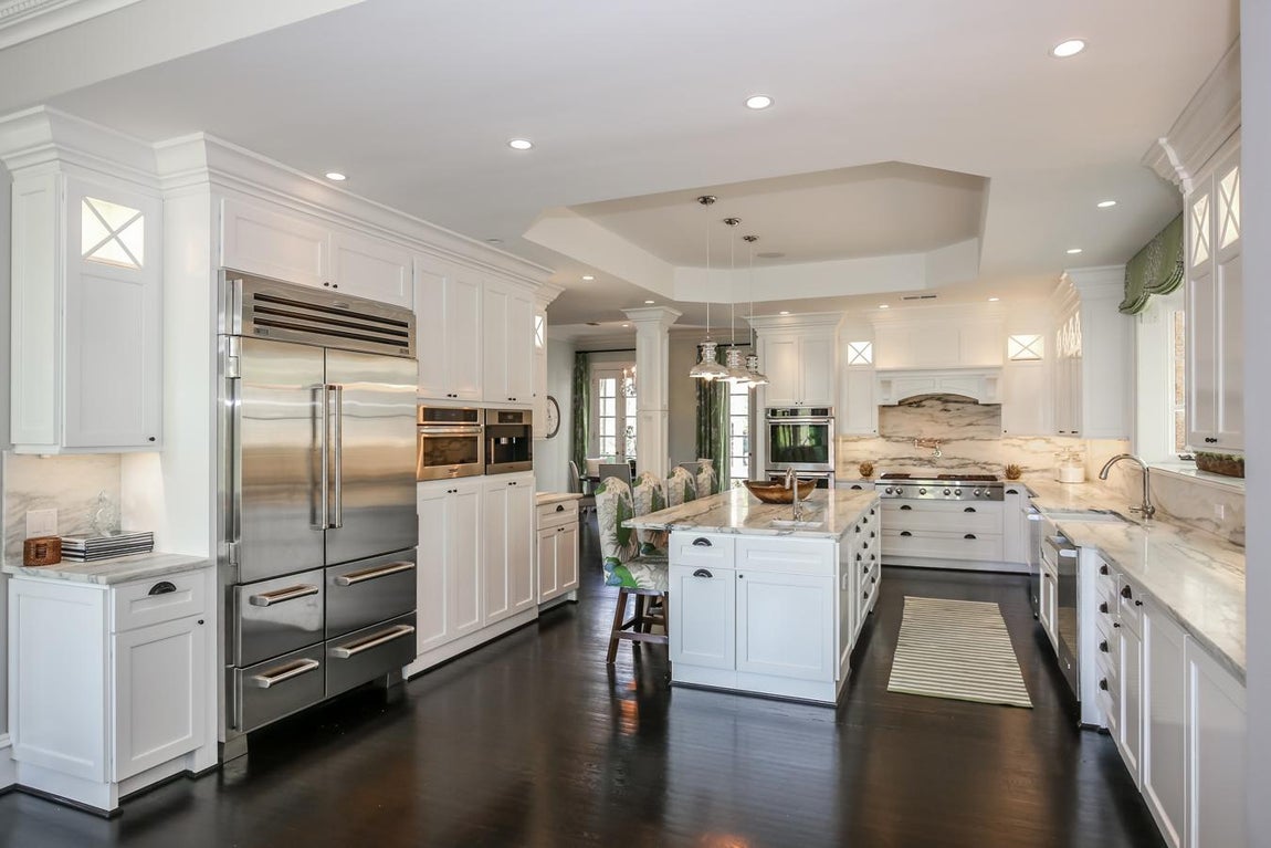 La mansión que conquistó a Joe Biden. La cocina comunica con uno de los salones y un comedor y se presenta con la última tecnología aunque respeta los acabados clásicos en el mobiliario. No falta tampoco una gran isla central de mármol.