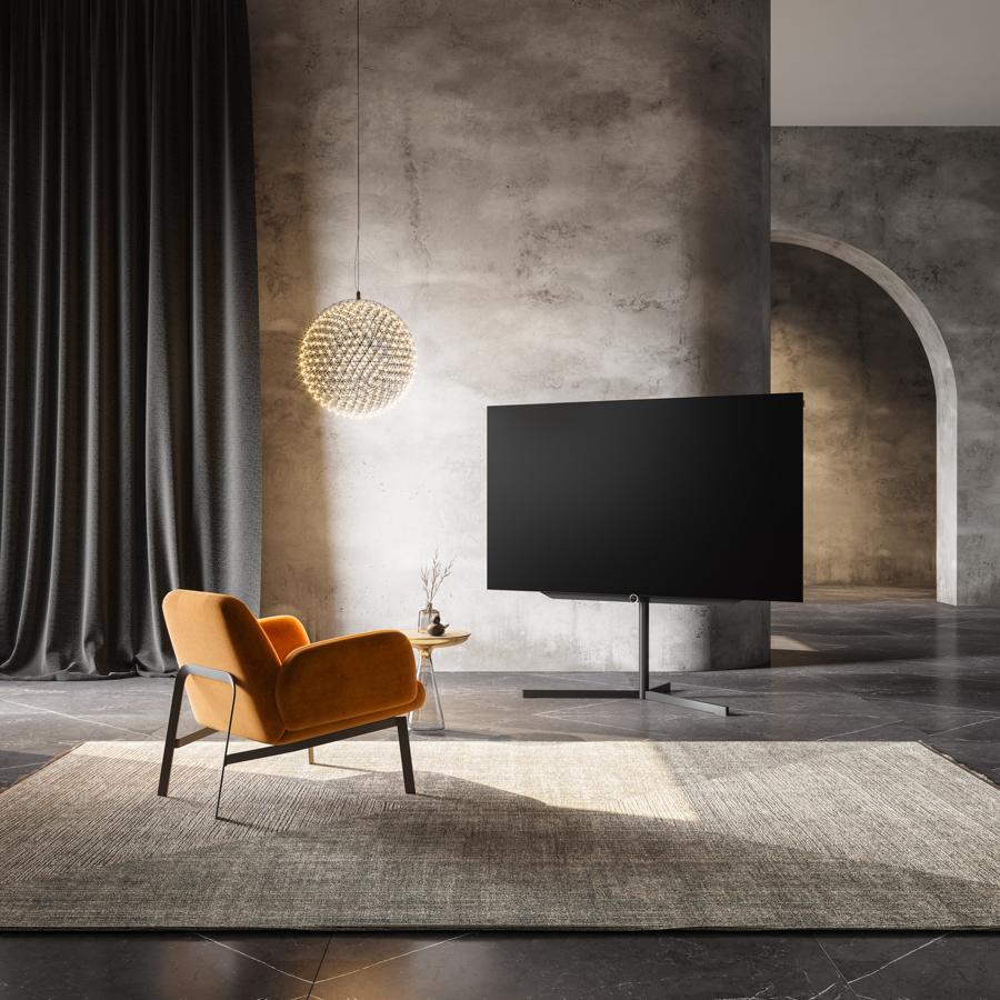 TV Loewe bild s77. La firma de televisores de lujo alemana está de vuelta con nuevas pantallas premium con un refinado diseño. El modelo Bild s77 cuenta con un nuevo chasis SL5, procesador SX8 Quad Core y una delgadísima pantalla OLED de 77 pulgadas con una resolución Ultra HD. Está equipado con un sistema de cine en casa, con diez altavoces, capaz de ofrecer una potencia total de 120 vatios. Destaca su compatibilidad con Mimi DefinedTM, una tecnología inteligente que analiza el contenido de audio en tiempo real y lo adapta al perfil auditivo del usuario. Su precio es de 11.999 euros.