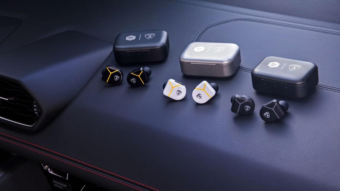Auriculares Lamborghini y Master &amp; Dynamic. El fabricante de coches de lujo se ha unido a la firma de audio con sede en Nueva York para crear unos exclusivos auriculares cuyo diseño está inspirado en los súper deportivos italianos. El modelo MW07 PLUS True Wireless Earphones está disponible en tres colores, incluye el característico motivo de la Y de Lamborghini, drivers de berilio de 10 mm y un estuche de carga de acero inoxidable que proporciona una duración total de la batería de 40 horas. Su precio es de 371 euros.