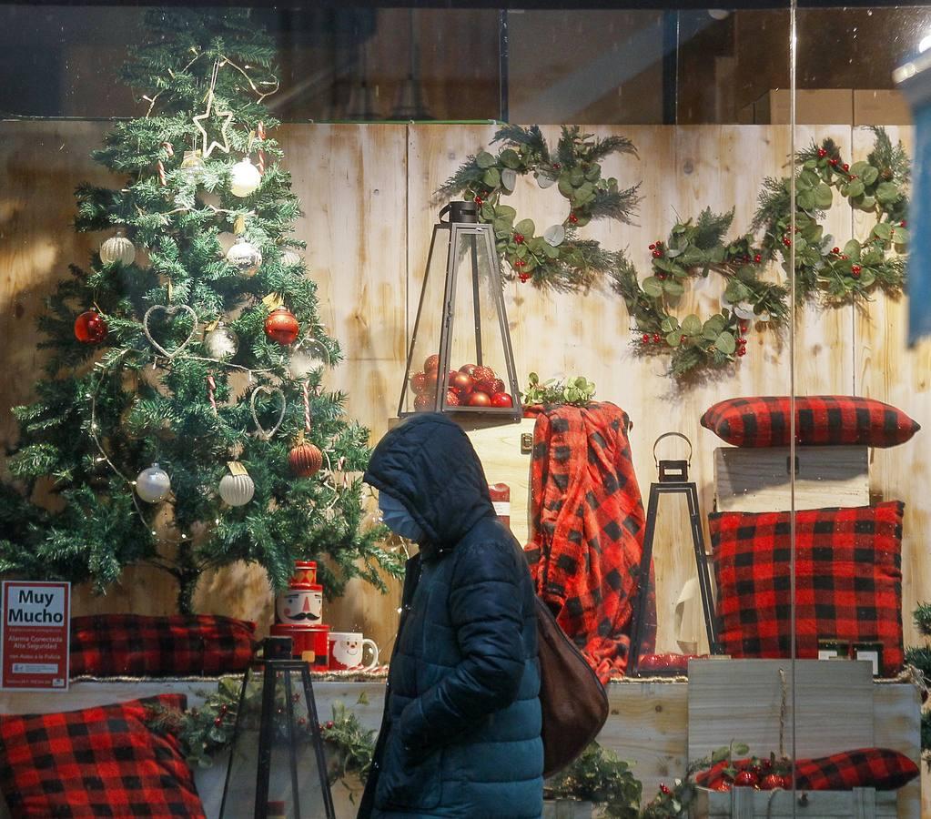 En imágenes, la Navidad llega a las tiendas de Sevilla