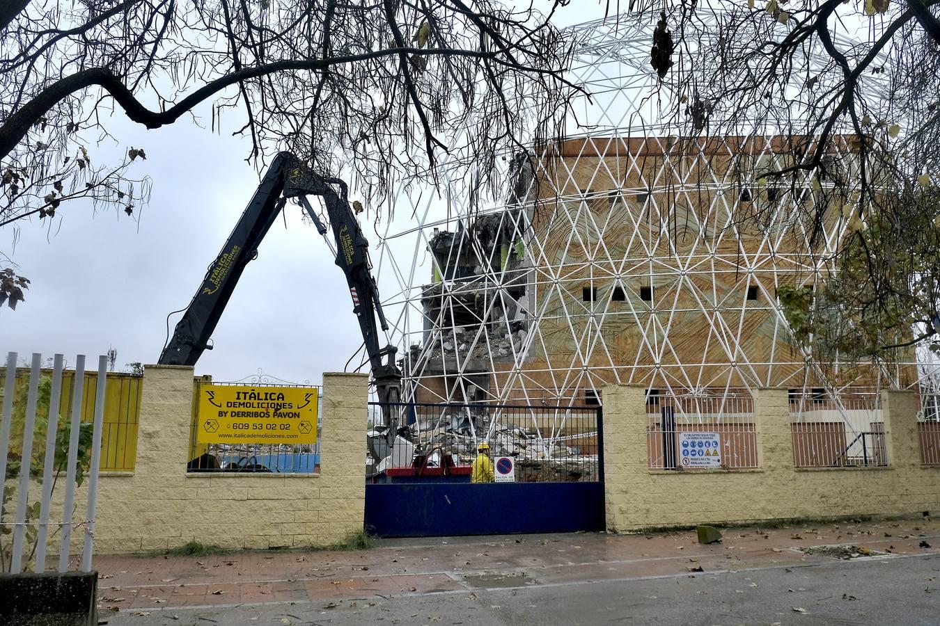 Derribo del antiguo pabellón de la ONU, en imágenes