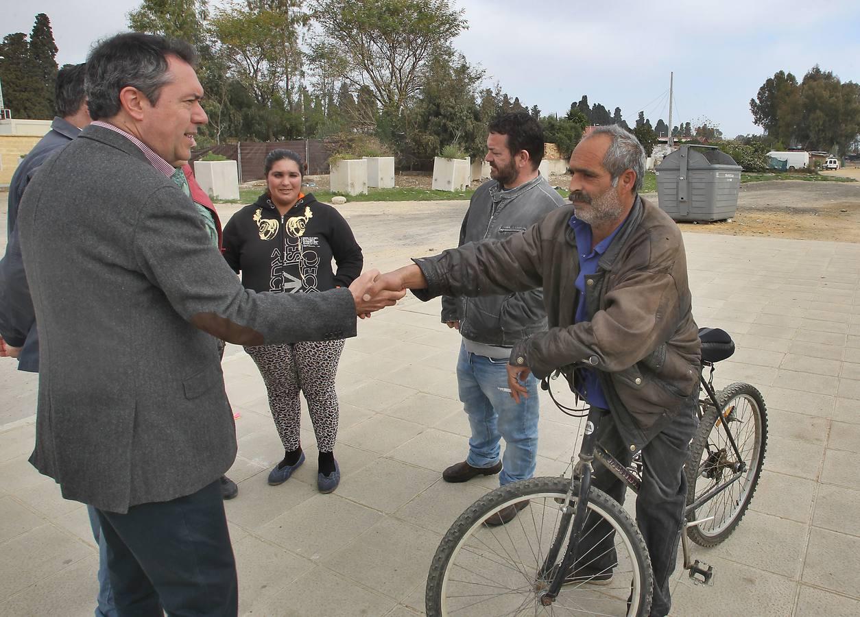 El alcalde de Sevilla, Juan Espadas, durante una visita previa a su llegada al gobierno municipal