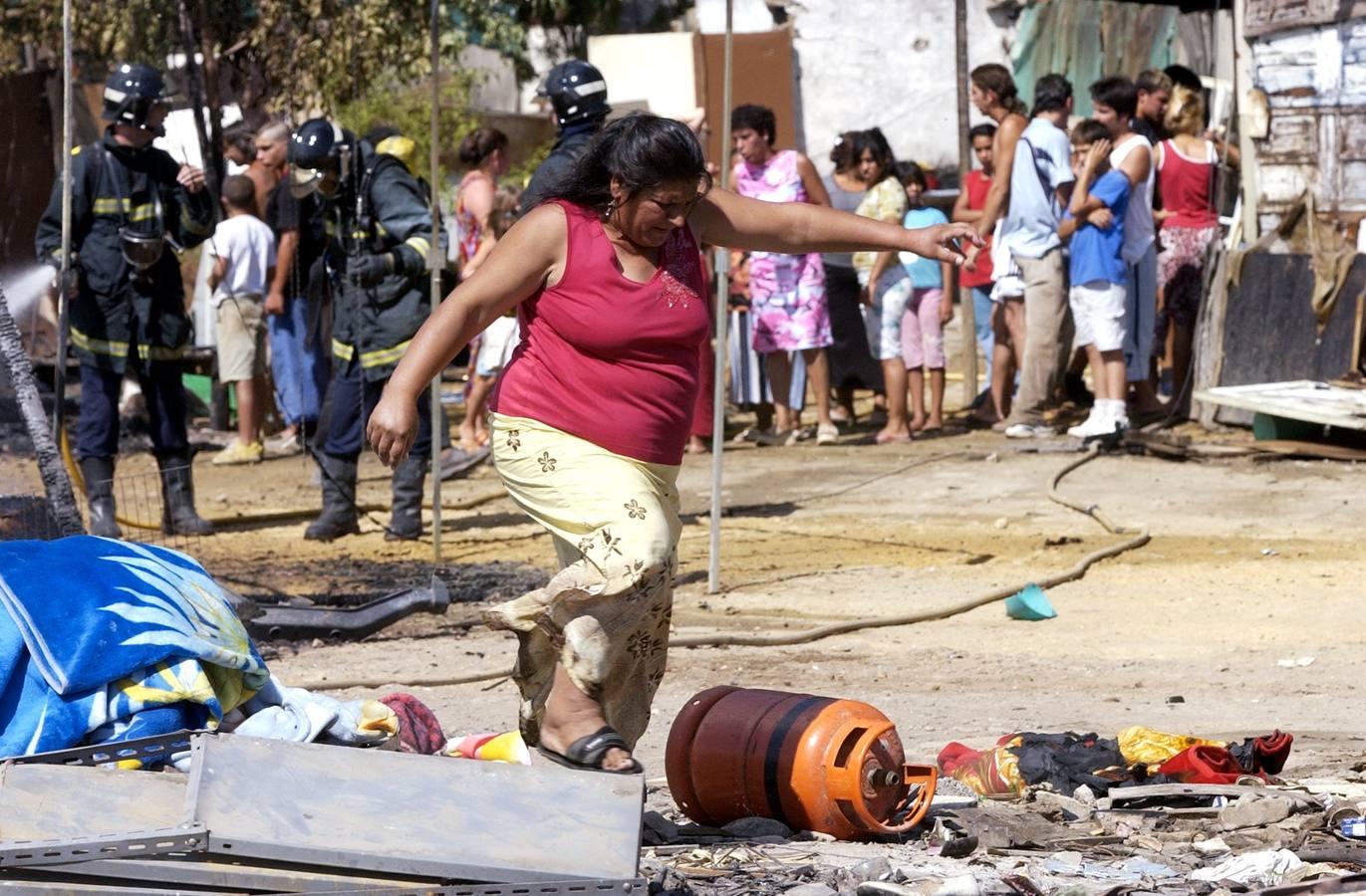 Una vecina sortea los restos de su infravivienda tras un incendio ocurrido en el año 2004