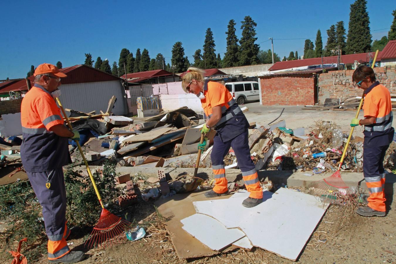 Operarios de Lipasam actúan en el Vacie tras el derribo puntual de una chabola