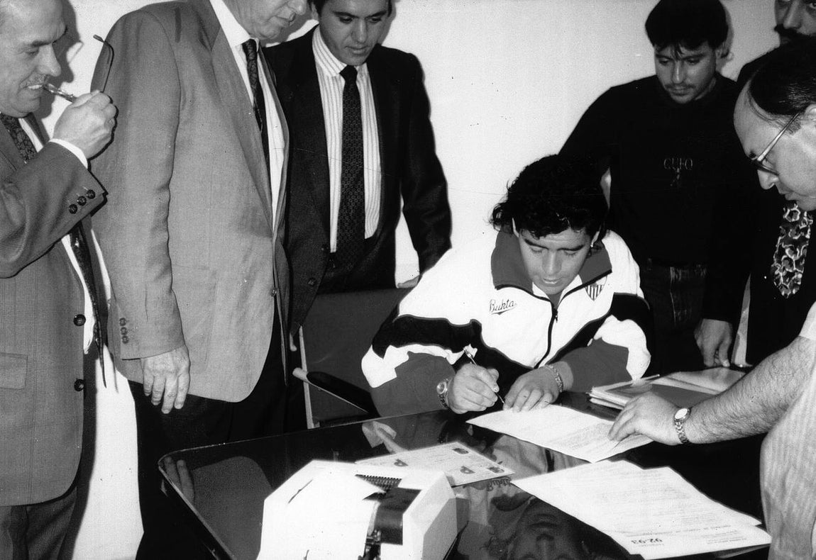 Paso de Maradona por el Sevilla F.C., en imágenes (y II)