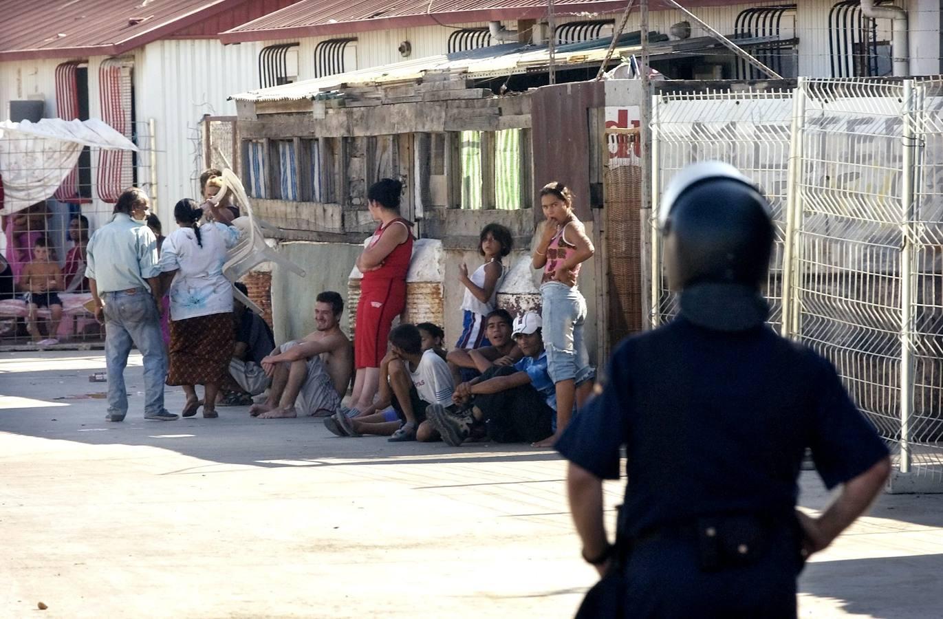 Los vecinos del Vacie siendo vigilados por la Policía Nacional durante una redada de 2004