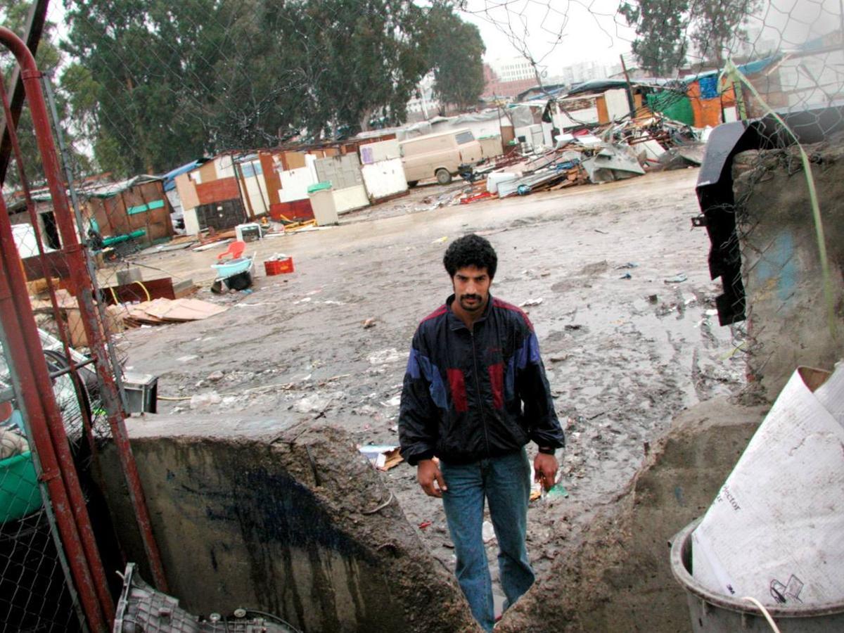 Un vecino del Vacie reocrre las calles del asentamiento chabolista a principios del siglo XXI