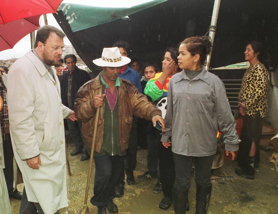 El socialista Alfredo Sánchez Monteseirín, durante una visita al asentamiento durante los primeros años de su mandato