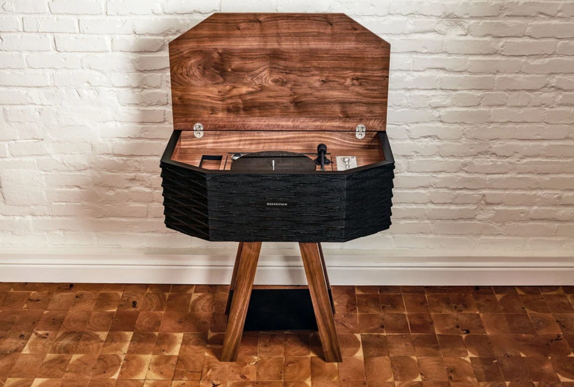 Tocadiscos Wrensilva. Pese a que todo el mundo escucha la música a través de plataformas como Spotify o iTunes, los hay quienes disfrutan con la experiencia que ofrecen los tocadiscos, un básico de décadas anteriores que ha vuelto para quedarse. Para los más nostálgicos es este modelo de Wrensilva, un dispositivo de inspiración retro que incluye los altavoces bass-reflex en la carcasa exterior del dispositivo, carcasa que está cubierta por una elegante rejilla de roble ebonizado. Cuenta con amplificador ICEpower de Bang &amp; Olufsen de 100 vatios por canal y conectividad por Bluetooth. Su precio es de 4.195 euros.