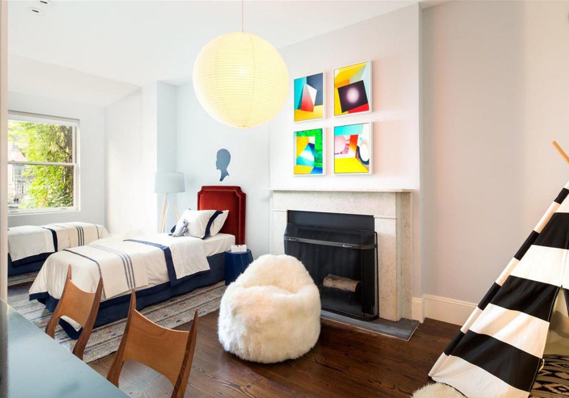 La casa que Sarah Jessica Parker ha vendido en Nueva York. Aunque no tenga problemas de espacio sus mellizos compartían habitación (bastante grande, por cierto), con un estilo muy pintoresco y jovial.