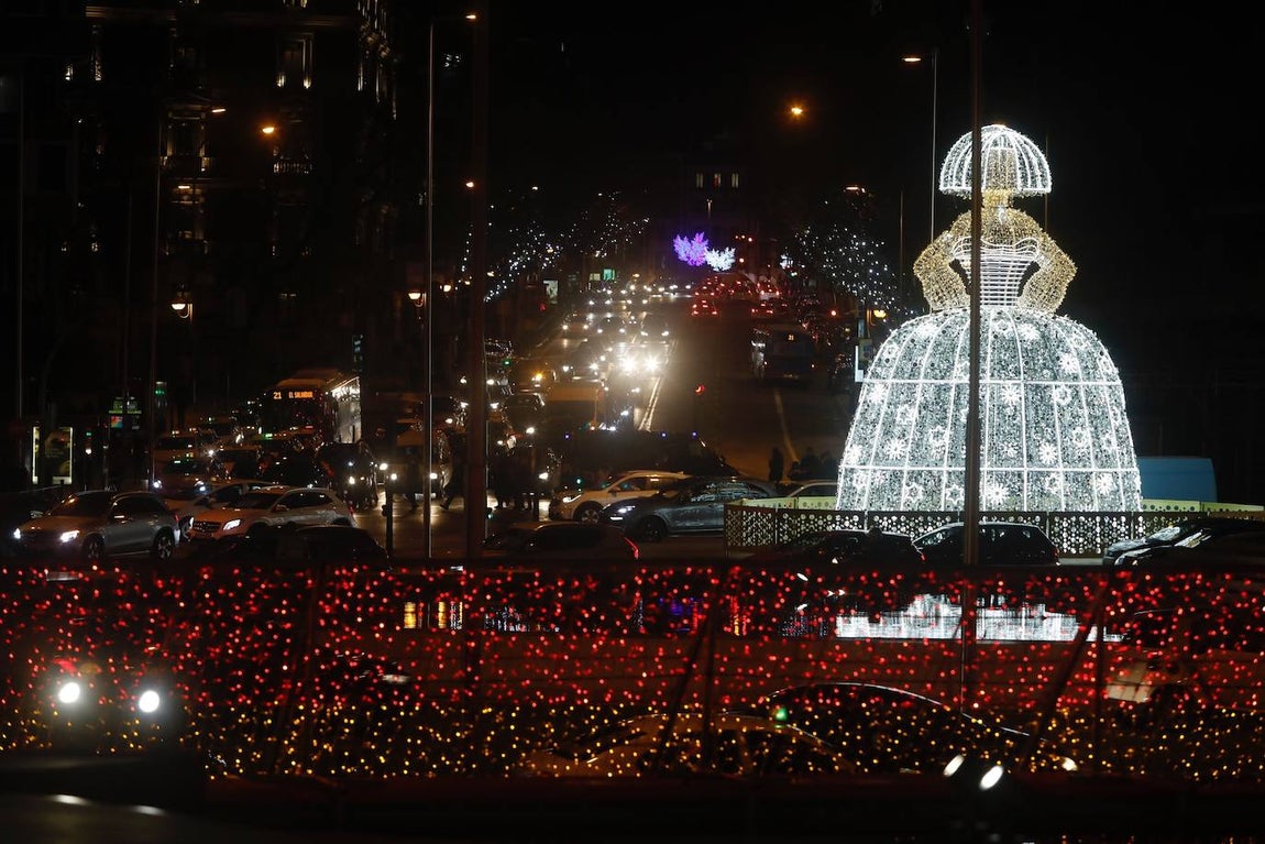 Las luces con los colores de la bandera de España y la menina gigante instalada en la plaza de Colón son dos de las principales novedades. 