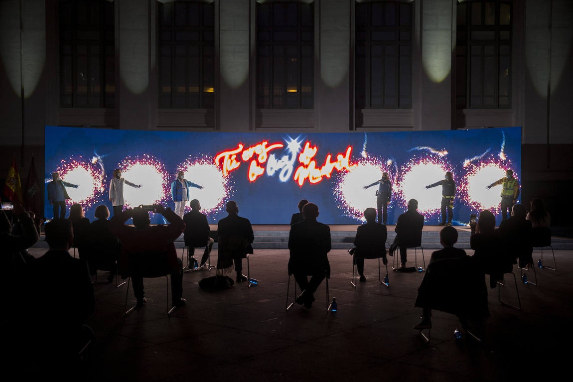 Ha sido a las 20 horas cuando seis trabajadores municipales han dado comienzo de forma oficial a la Navidad con el encendido, que este año ha tenido lugar, con aforo reducido, en la Galería de Cristal del Palacio de Cibeles. 