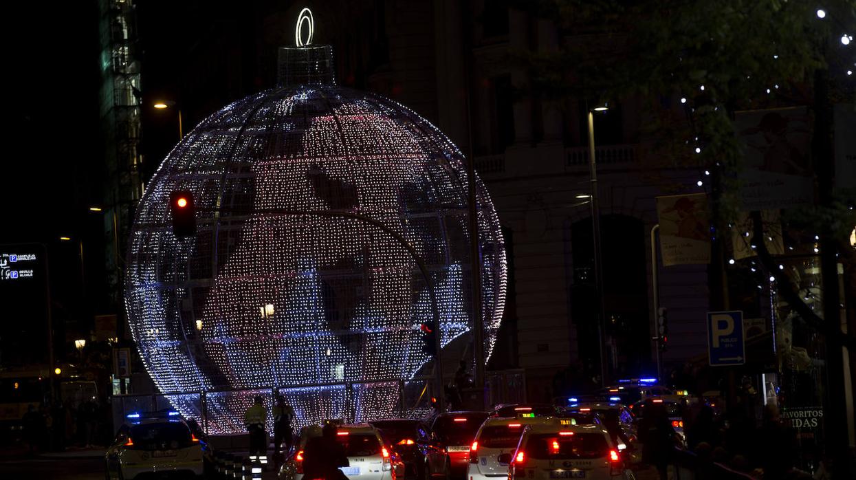 Madrid enciende sus luces en la Navidad más atípica