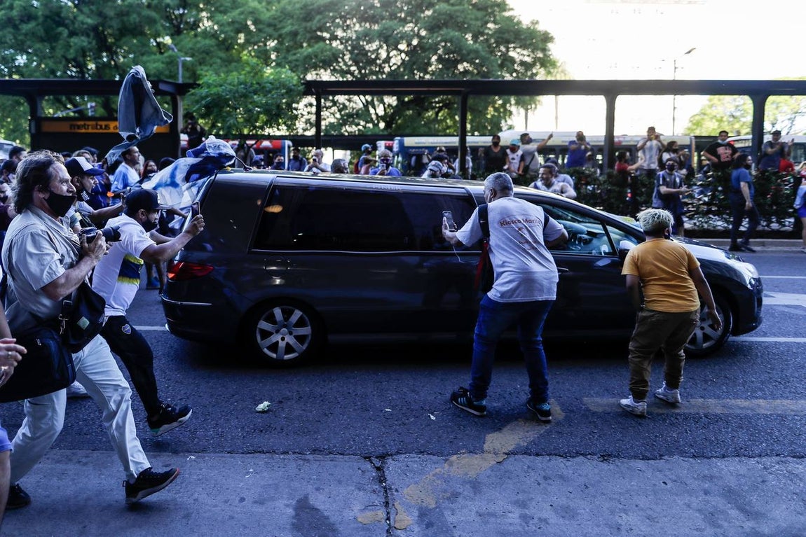 La capilla ardiente de Diego Armando derivó en disturbios después de que muchos aficionados se quedasen sin tiempo para despedir al futbolista