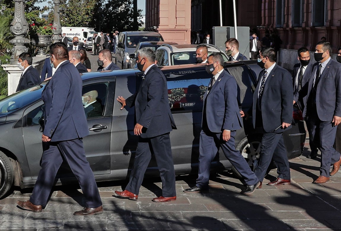 La capilla ardiente de Diego Armando derivó en disturbios después de que muchos aficionados se quedasen sin tiempo para despedir al futbolista