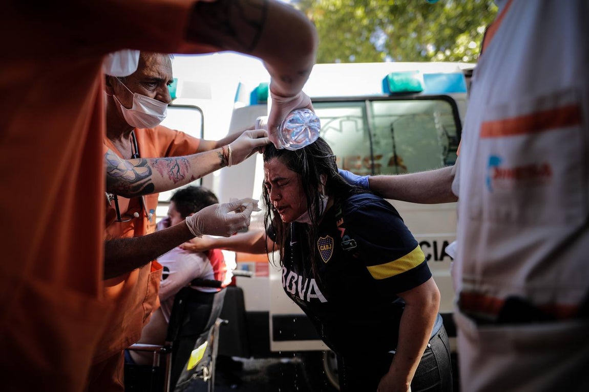 La capilla ardiente de Diego Armando derivó en disturbios después de que muchos aficionados se quedasen sin tiempo para despedir al futbolista