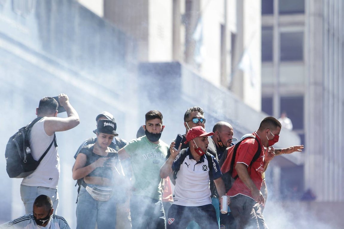 La capilla ardiente de Diego Armando derivó en disturbios después de que muchos aficionados se quedasen sin tiempo para despedir al futbolista