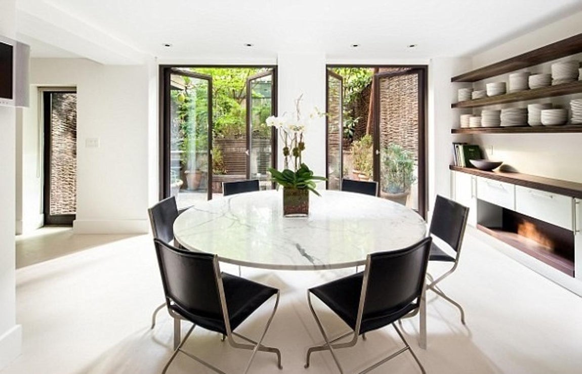 La casa que Sarah Jessica Parker ha vendido en Nueva York. La atmósfera de la casa es bastante relajante gracias a la paleta de colores elegida tanto en paredes como en el mobiliario. El blanco protagoniza todas las estancias mientras que se añaden algunas pinceladas de color con detalles en madera de roble o hierro envejecido.