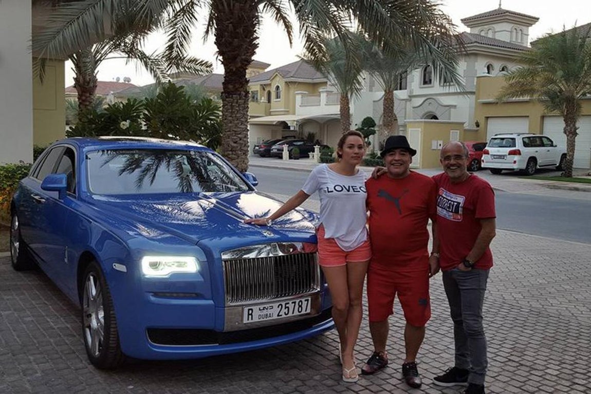 El Rolls Royce Ghost de 570 CV. Durante los años en los Emiratos Árabes también experimentó el lujo en estado puro con el Rolls-Royce Ghost de 570 CV en azul celeste cuyo precio superaba los 300.000 euros.