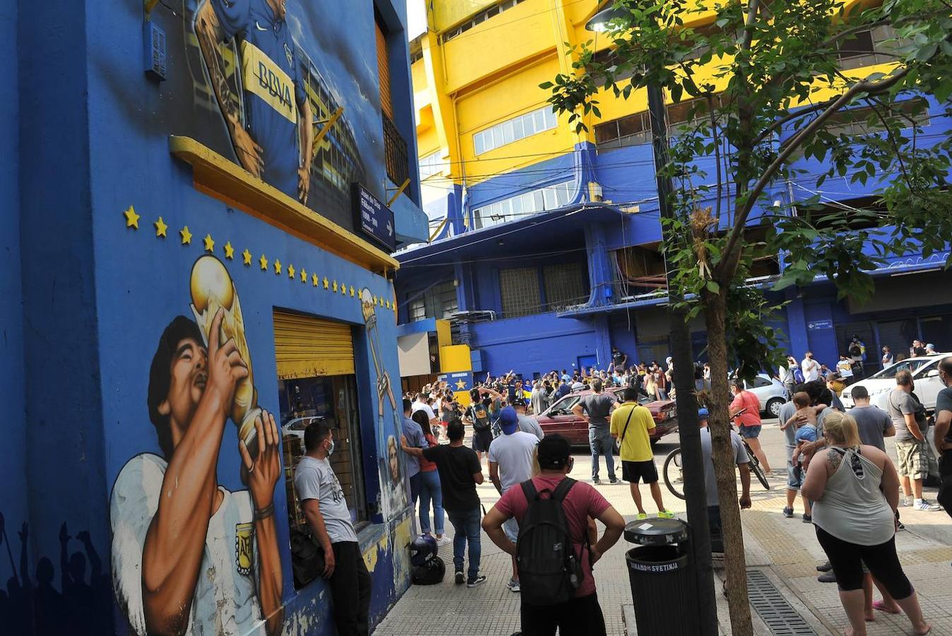 Seguidores de Boca Juniors, en las inmediaciones del estadio de La Bombonera. 