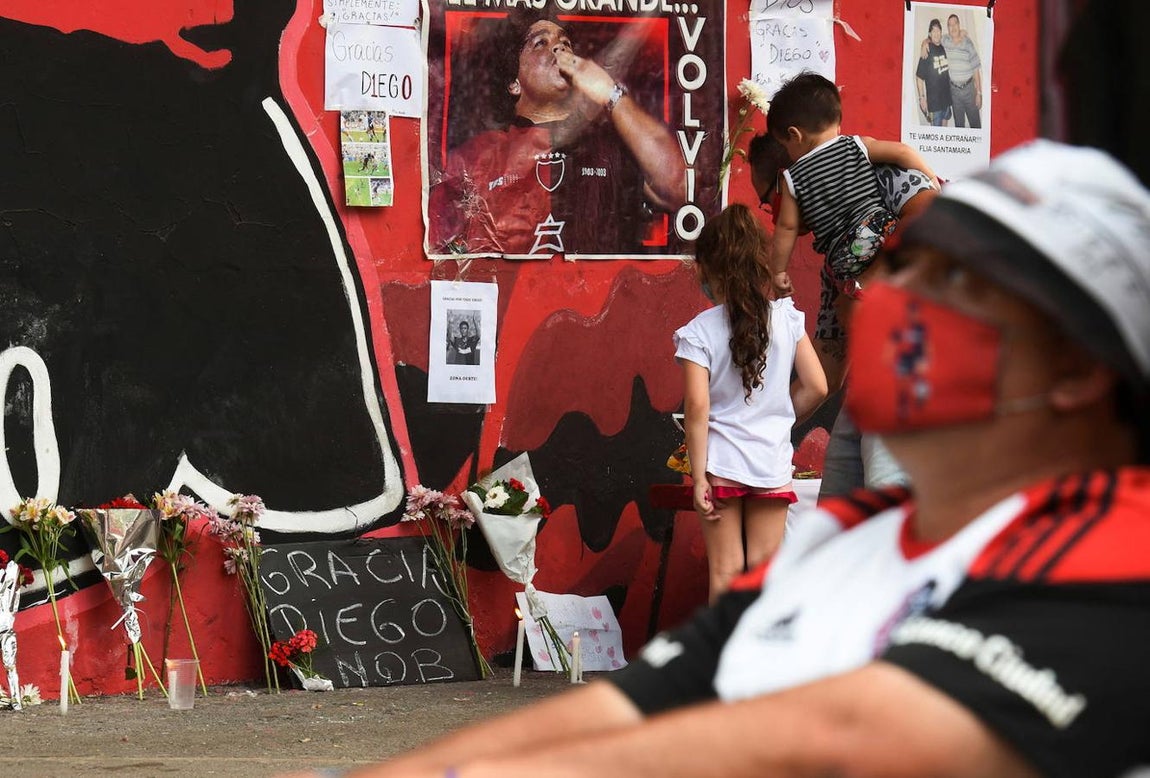 Ofrendas, rezos y pancartas de agradecimiento en Rosario, Argentina. 
