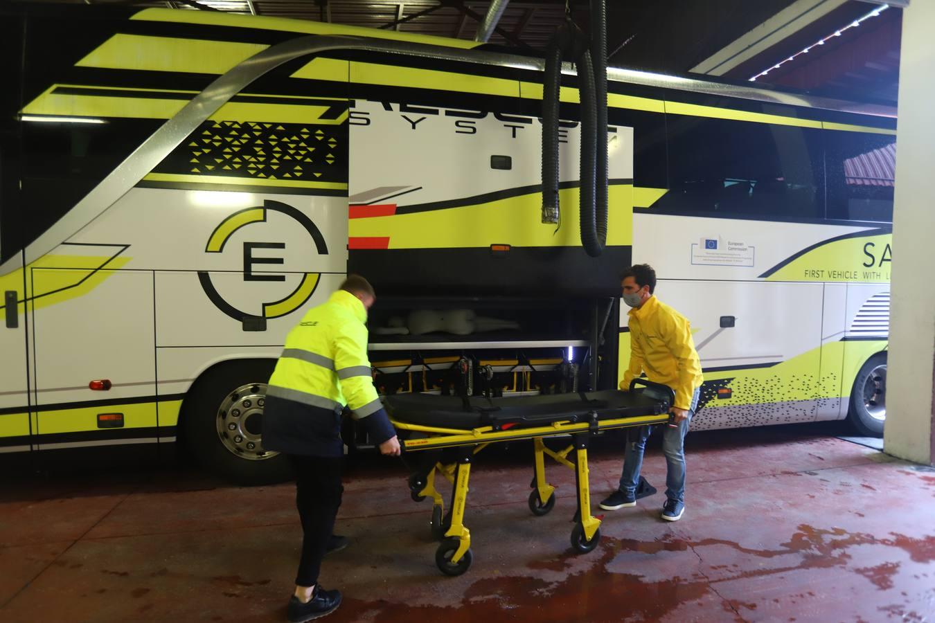 El entrenamiento de los bomberos de Córdoba en el rescate de víctimas en autobús, en imágenes