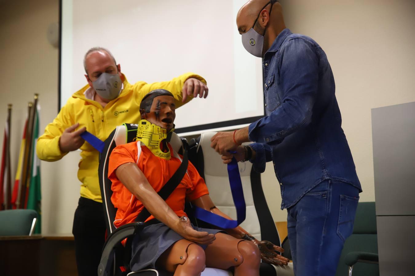 El entrenamiento de los bomberos de Córdoba en el rescate de víctimas en autobús, en imágenes