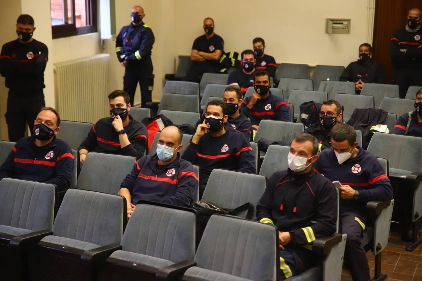 El entrenamiento de los bomberos de Córdoba en el rescate de víctimas en autobús, en imágenes