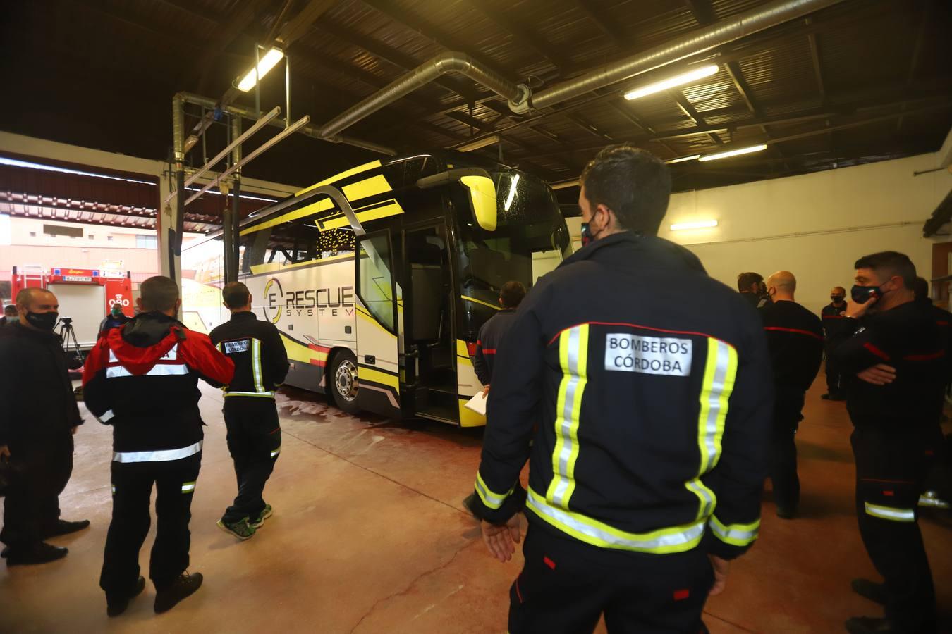 El entrenamiento de los bomberos de Córdoba en el rescate de víctimas en autobús, en imágenes