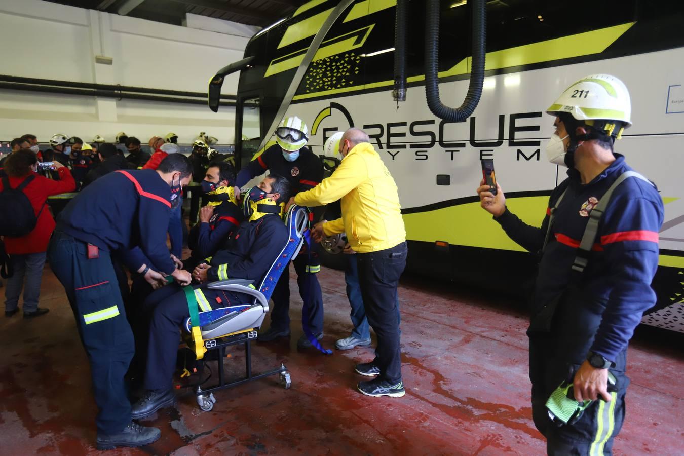 El entrenamiento de los bomberos de Córdoba en el rescate de víctimas en autobús, en imágenes