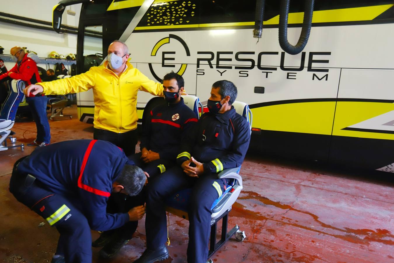 El entrenamiento de los bomberos de Córdoba en el rescate de víctimas en autobús, en imágenes