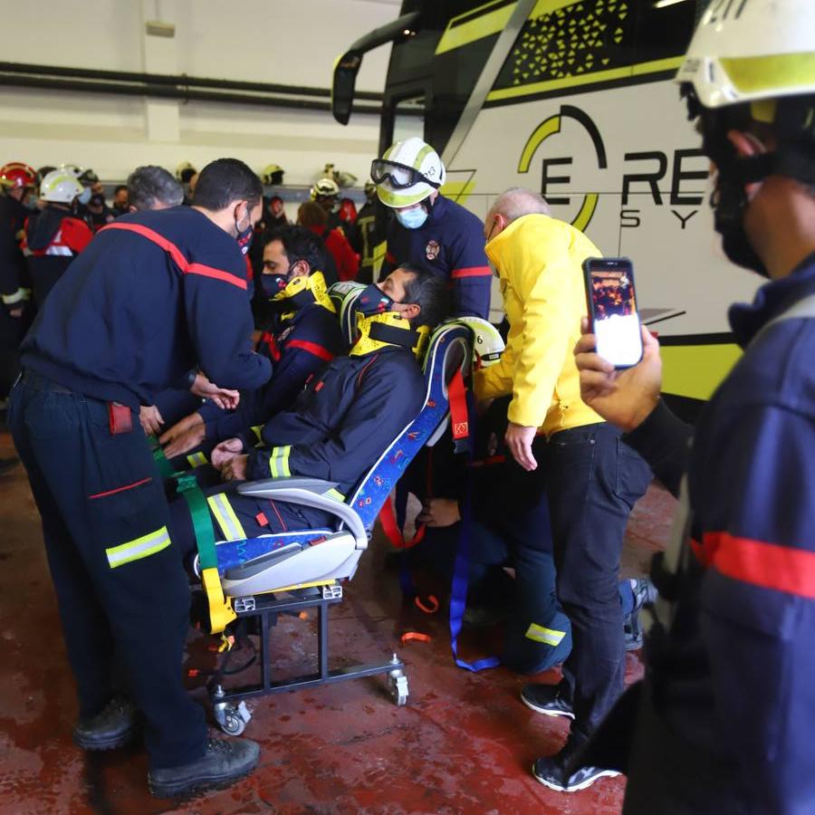 El entrenamiento de los bomberos de Córdoba en el rescate de víctimas en autobús, en imágenes