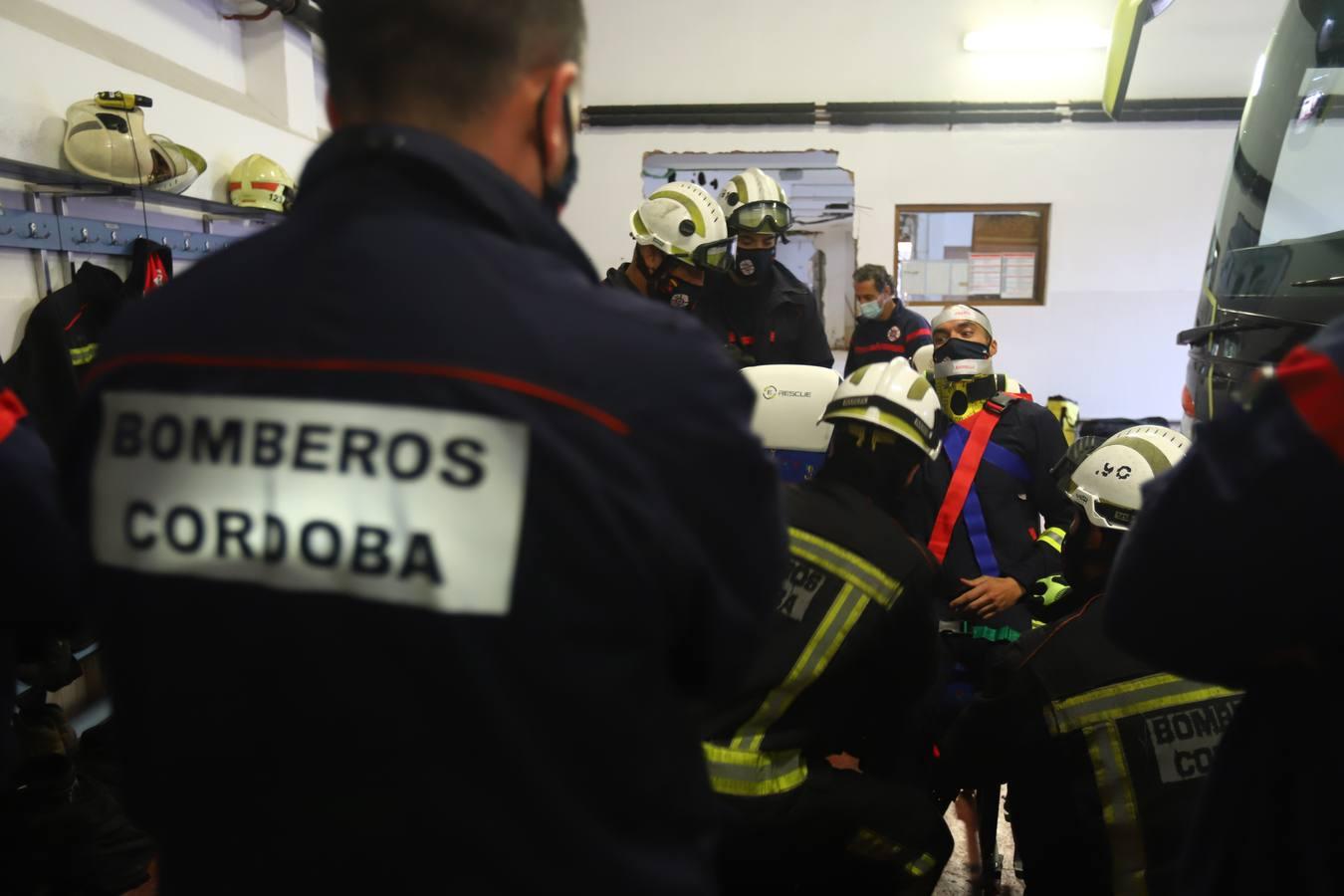 El entrenamiento de los bomberos de Córdoba en el rescate de víctimas en autobús, en imágenes