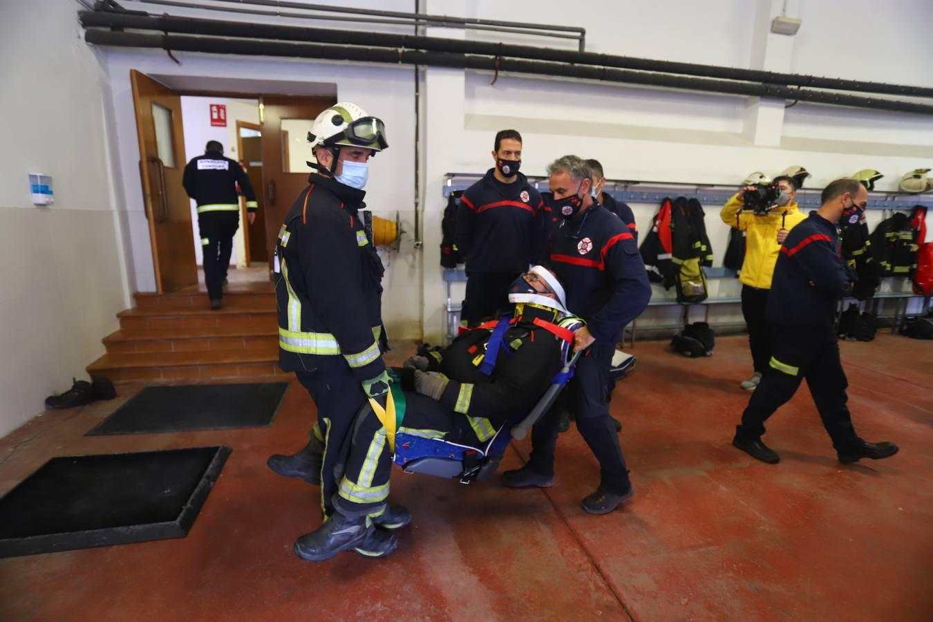 El entrenamiento de los bomberos de Córdoba en el rescate de víctimas en autobús, en imágenes