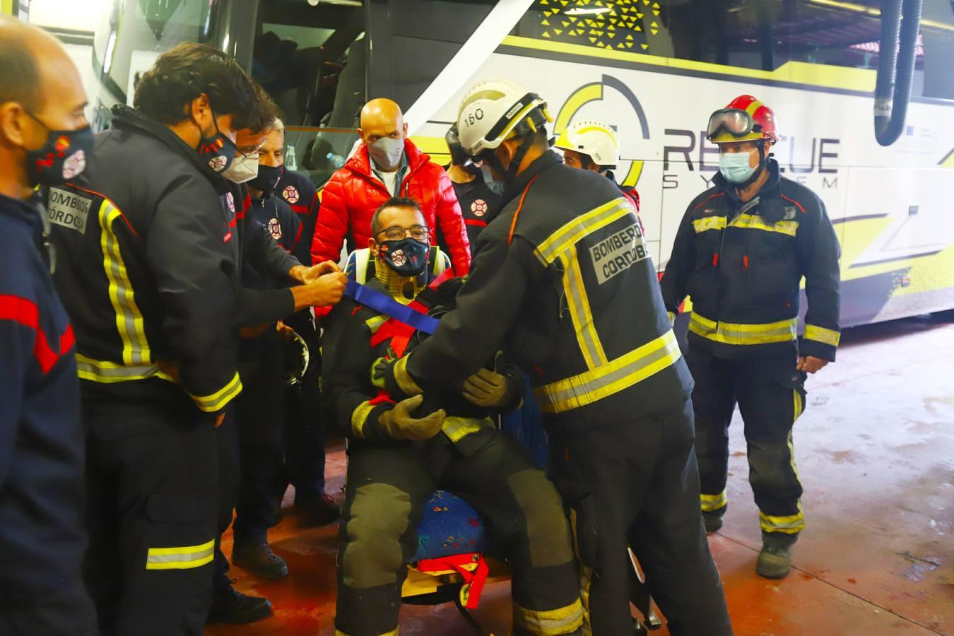 El entrenamiento de los bomberos de Córdoba en el rescate de víctimas en autobús, en imágenes