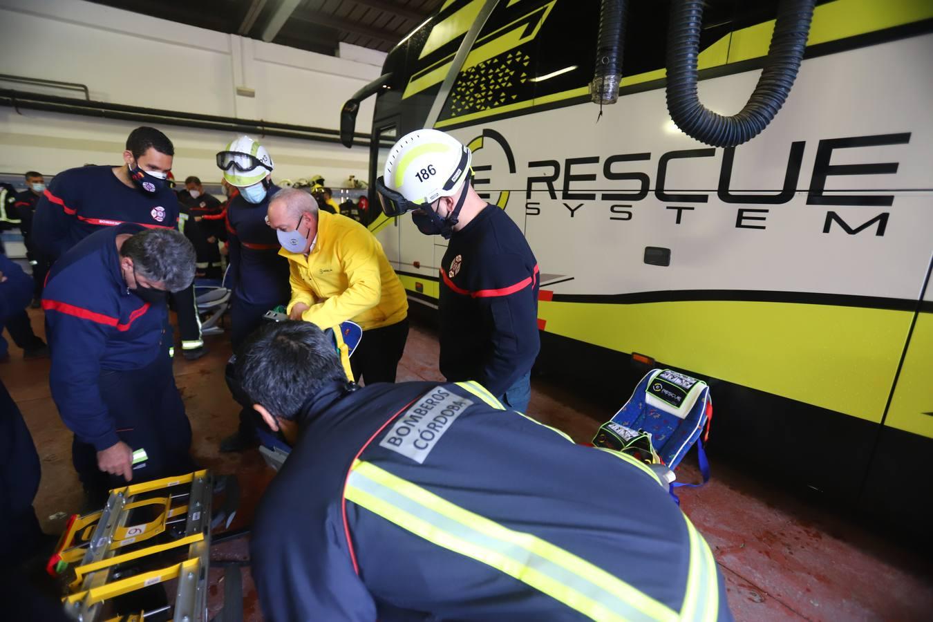 El entrenamiento de los bomberos de Córdoba en el rescate de víctimas en autobús, en imágenes