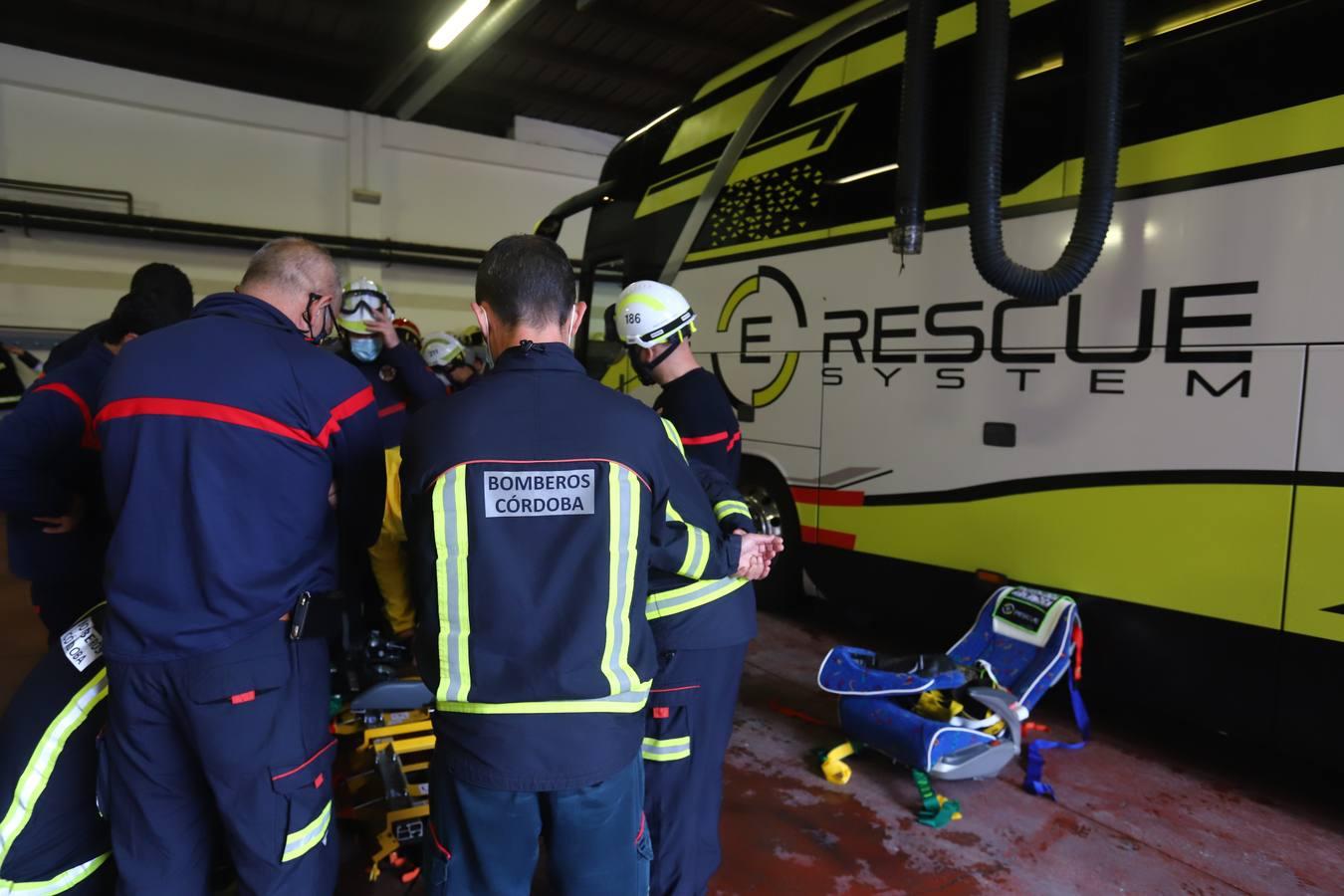 El entrenamiento de los bomberos de Córdoba en el rescate de víctimas en autobús, en imágenes