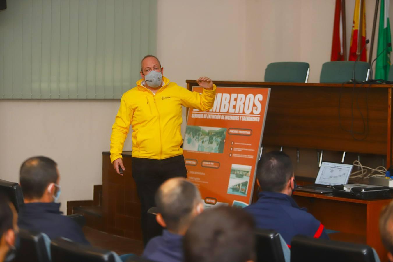 El entrenamiento de los bomberos de Córdoba en el rescate de víctimas en autobús, en imágenes